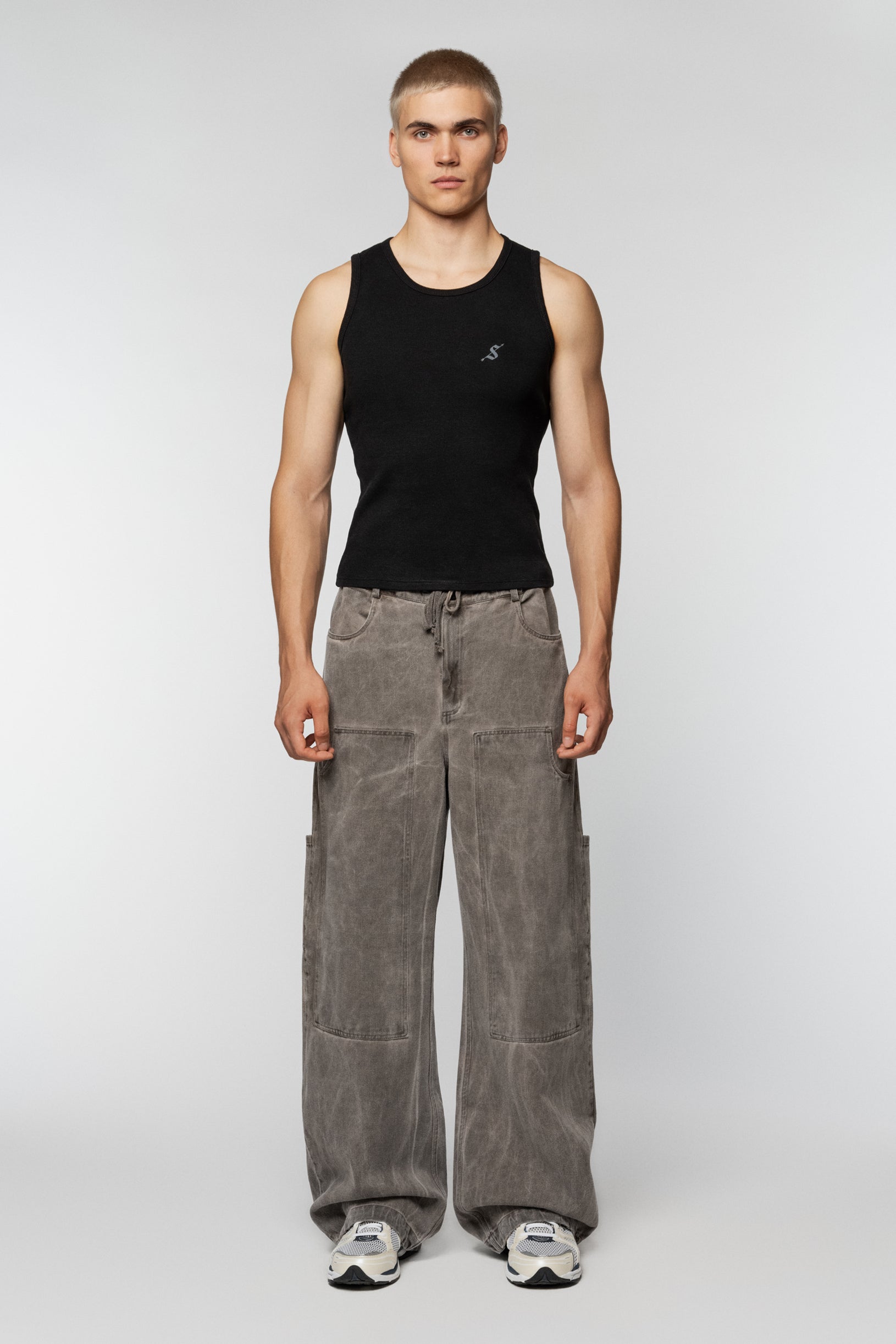 Cargo jeans with large pockets, in brown denim