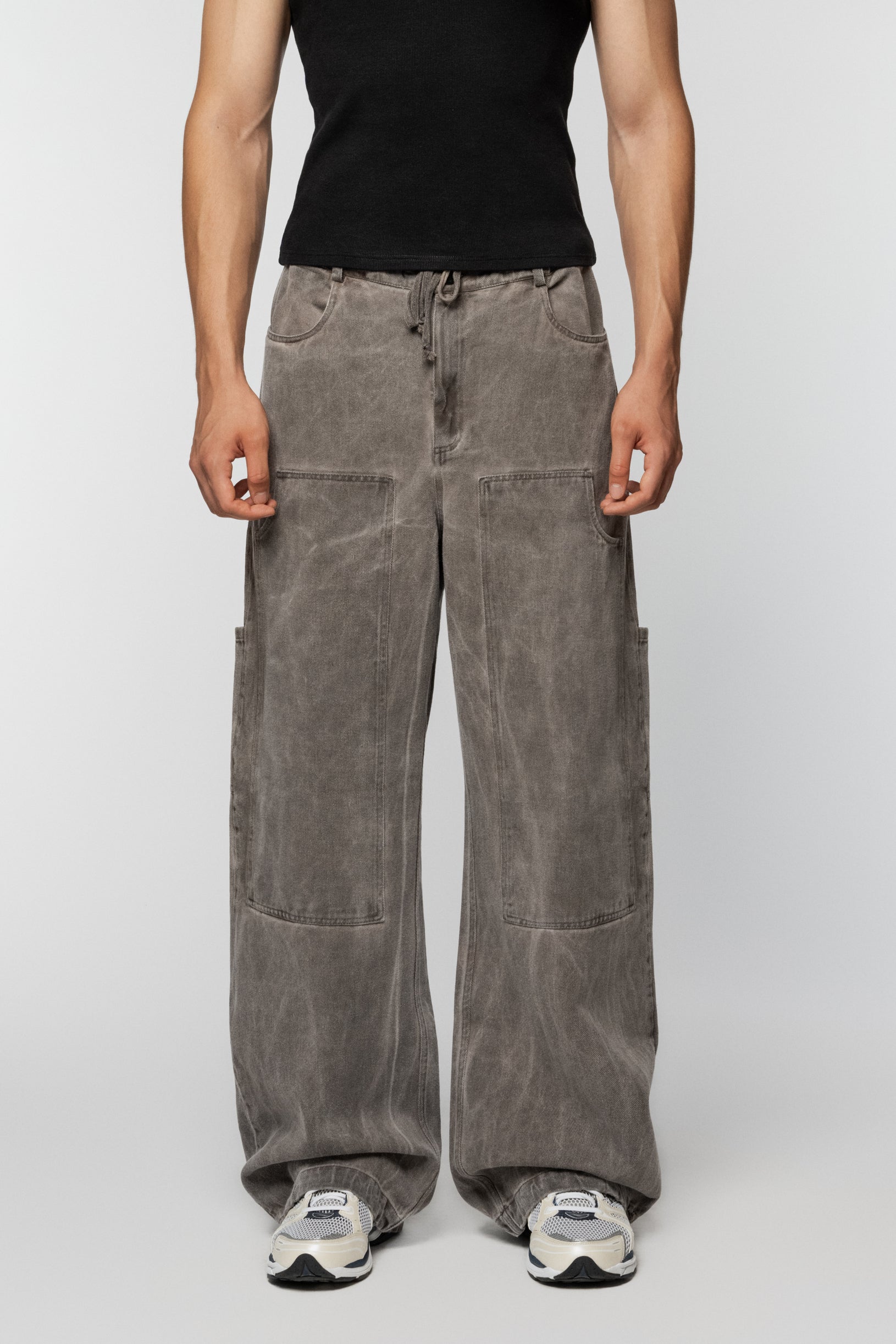 Cargo jeans with large pockets, in brown denim