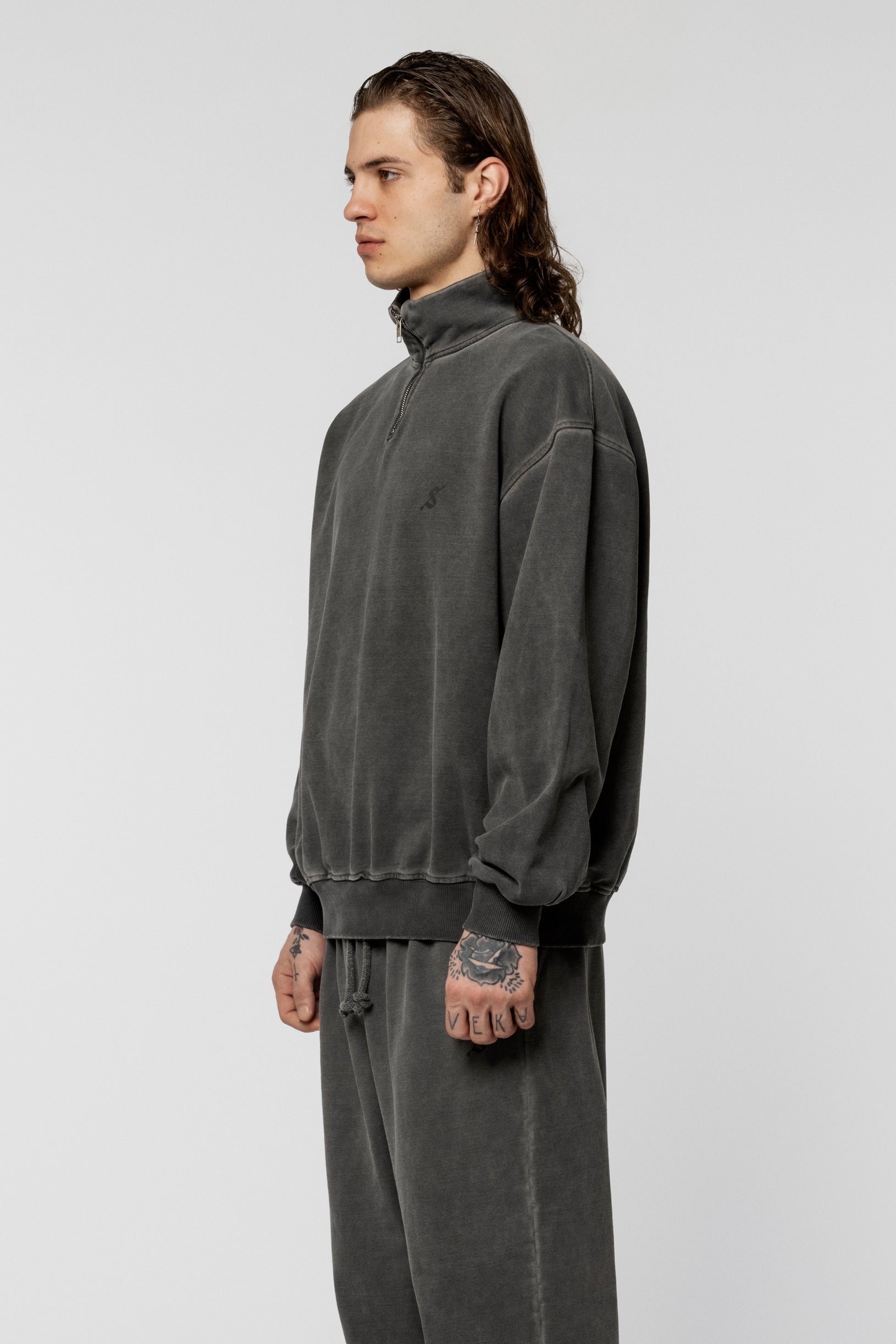 Faded arrow zip sweatshirt gray