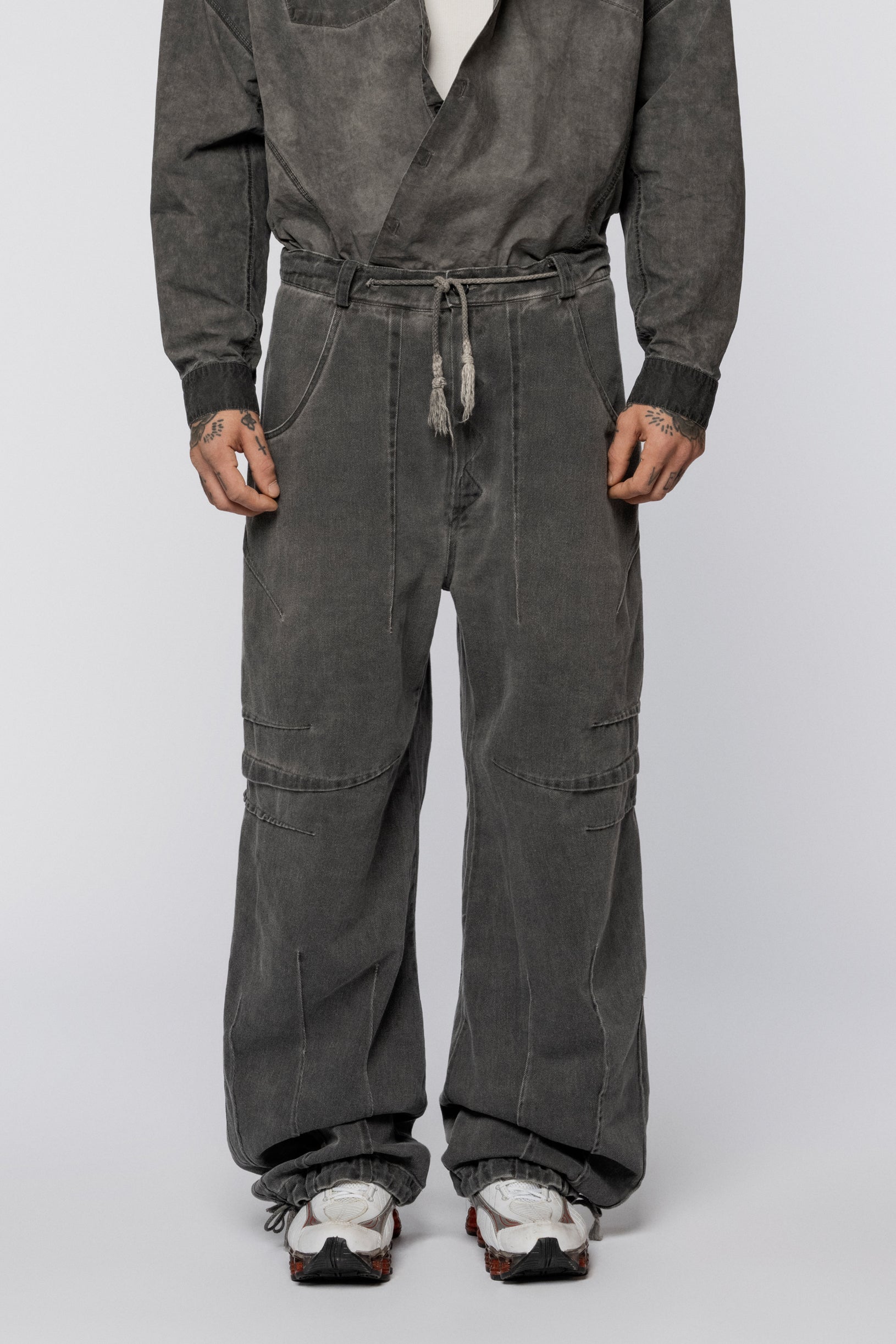 Сірі джинси з бавовни зі складками та фактурним фарбуванням