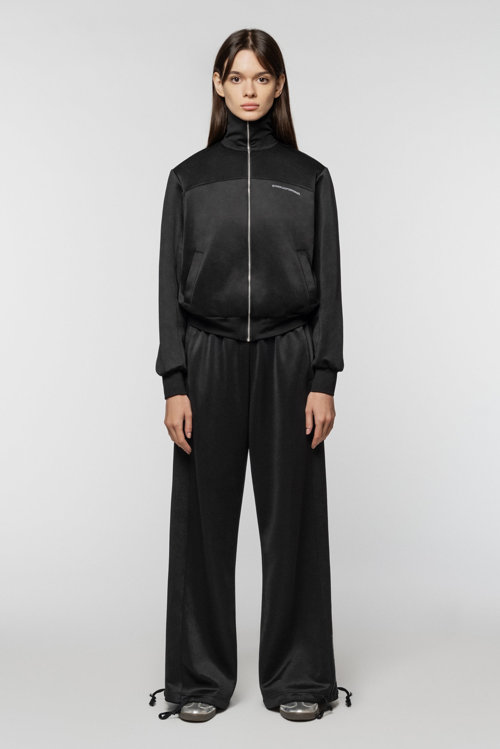 Black sports jacket with a zipper, made of polyester