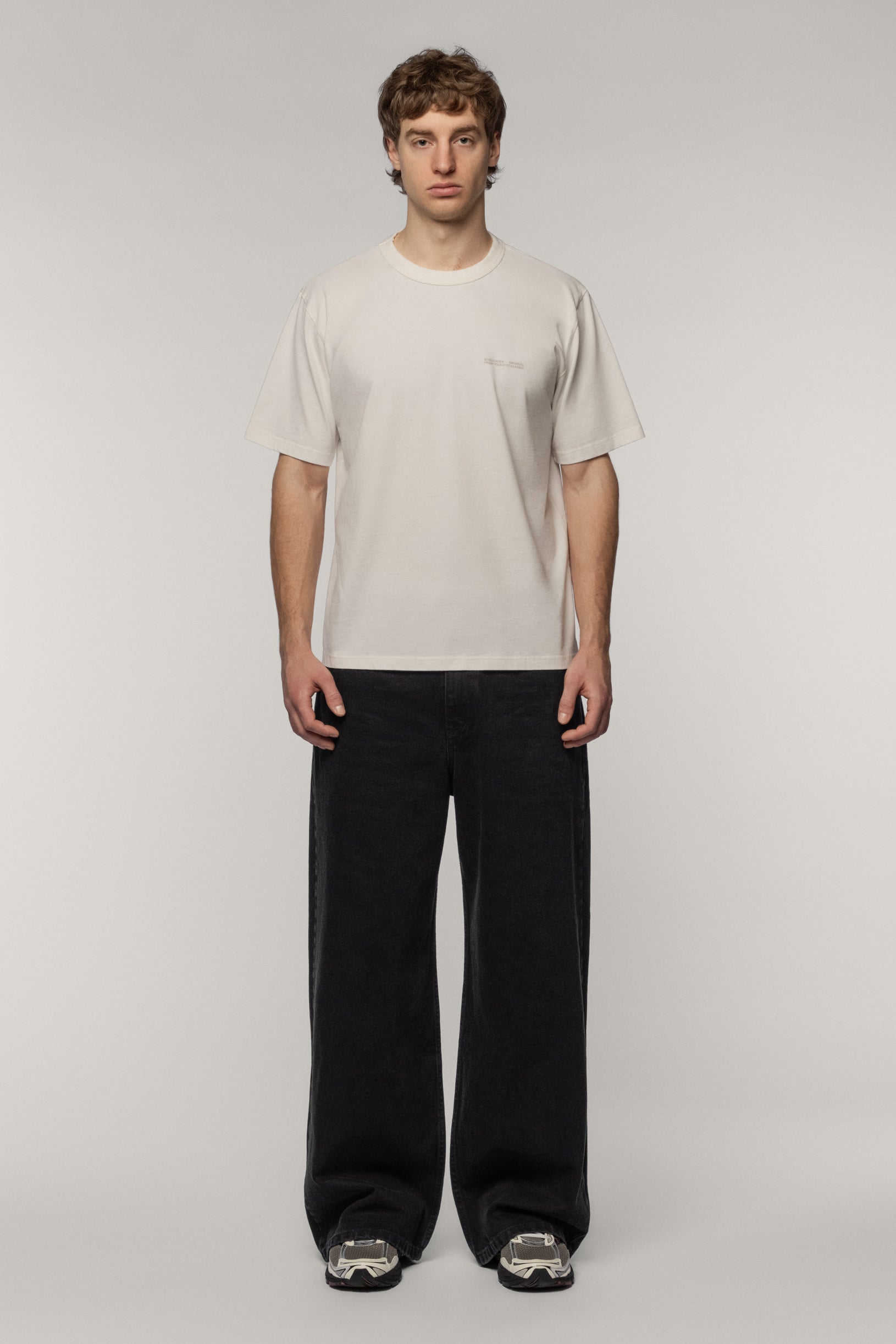 Біла класична футболка з логотипом