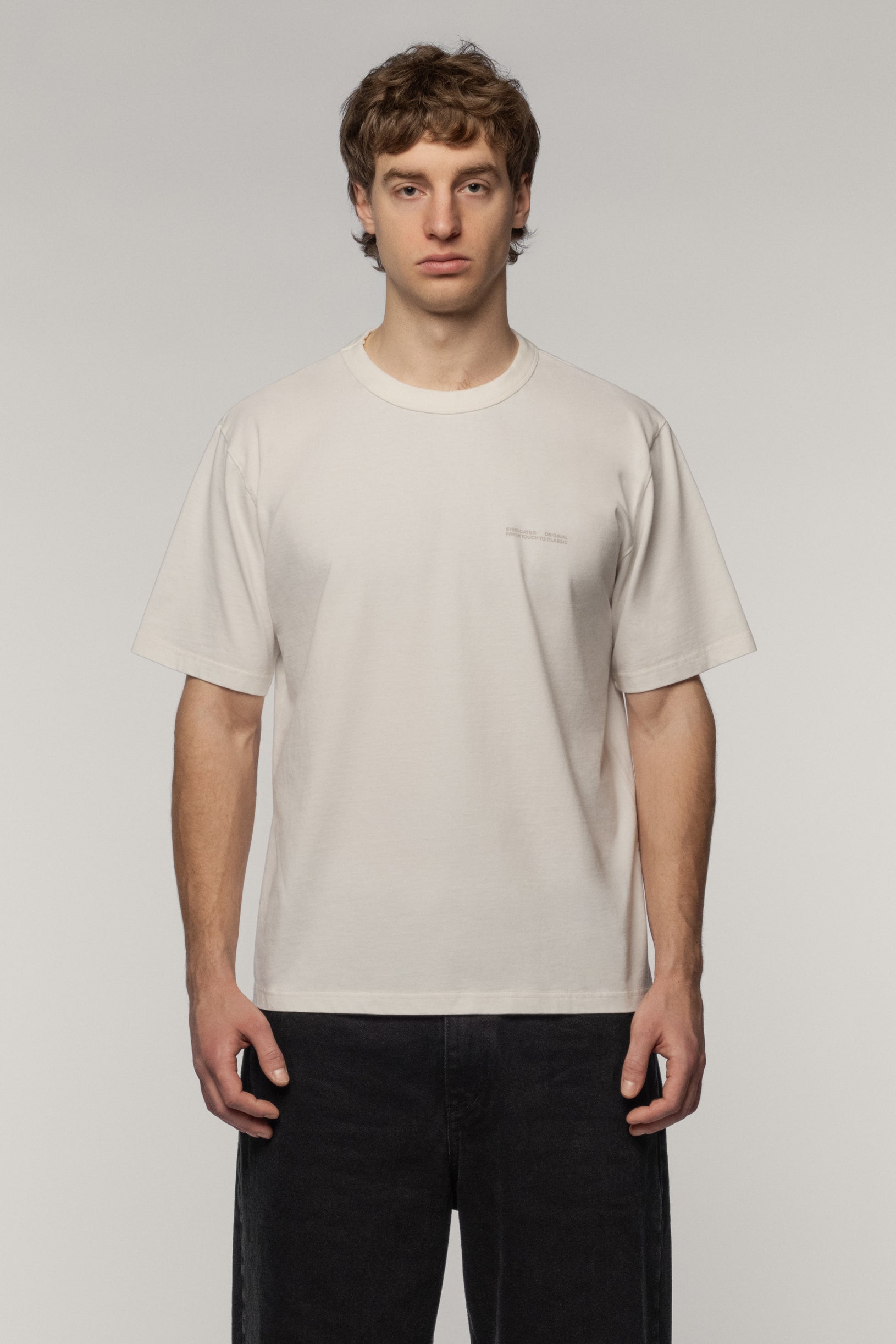 Біла класична футболка з логотипом