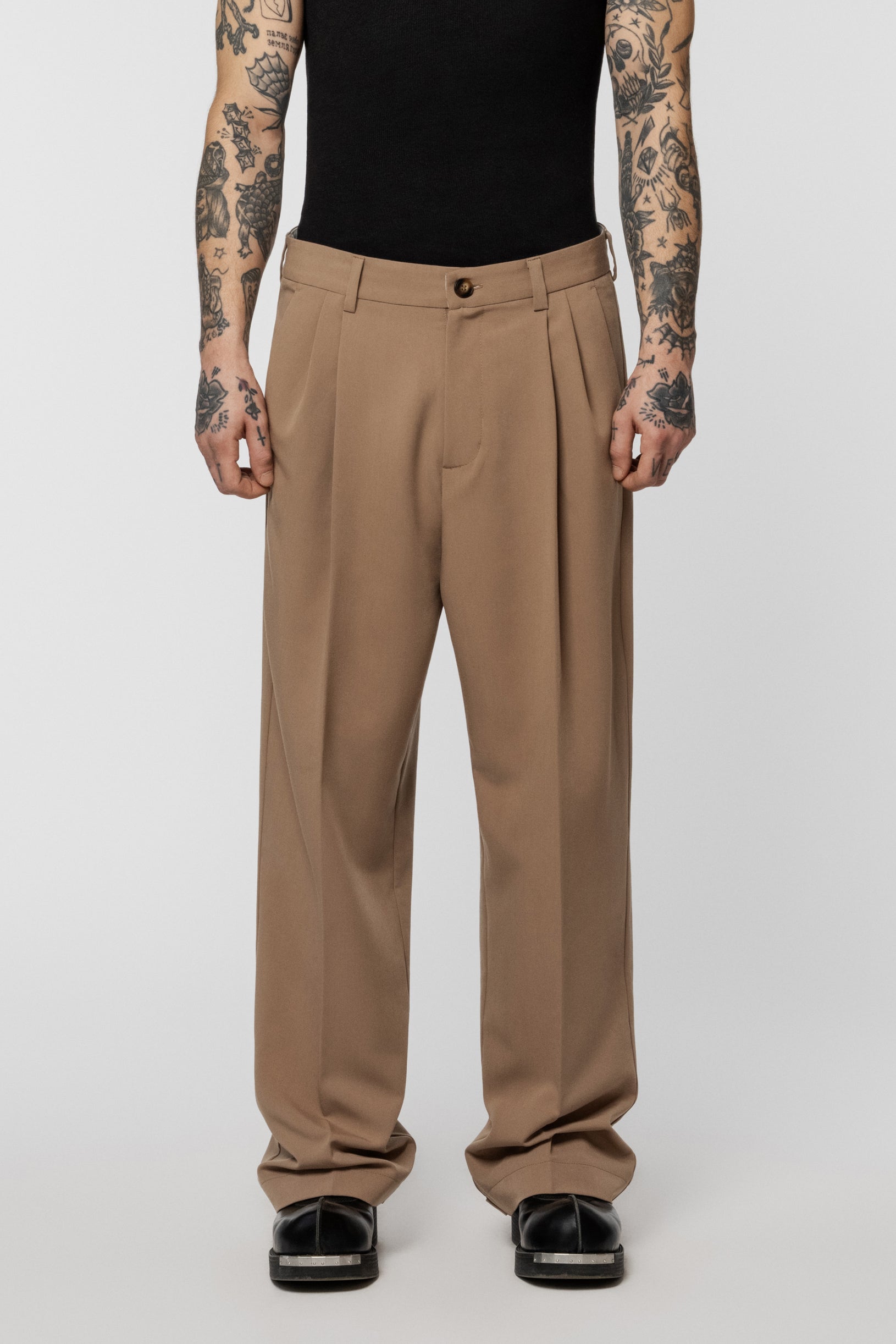 Beige Wide Slax pants with tucks and a straight cut