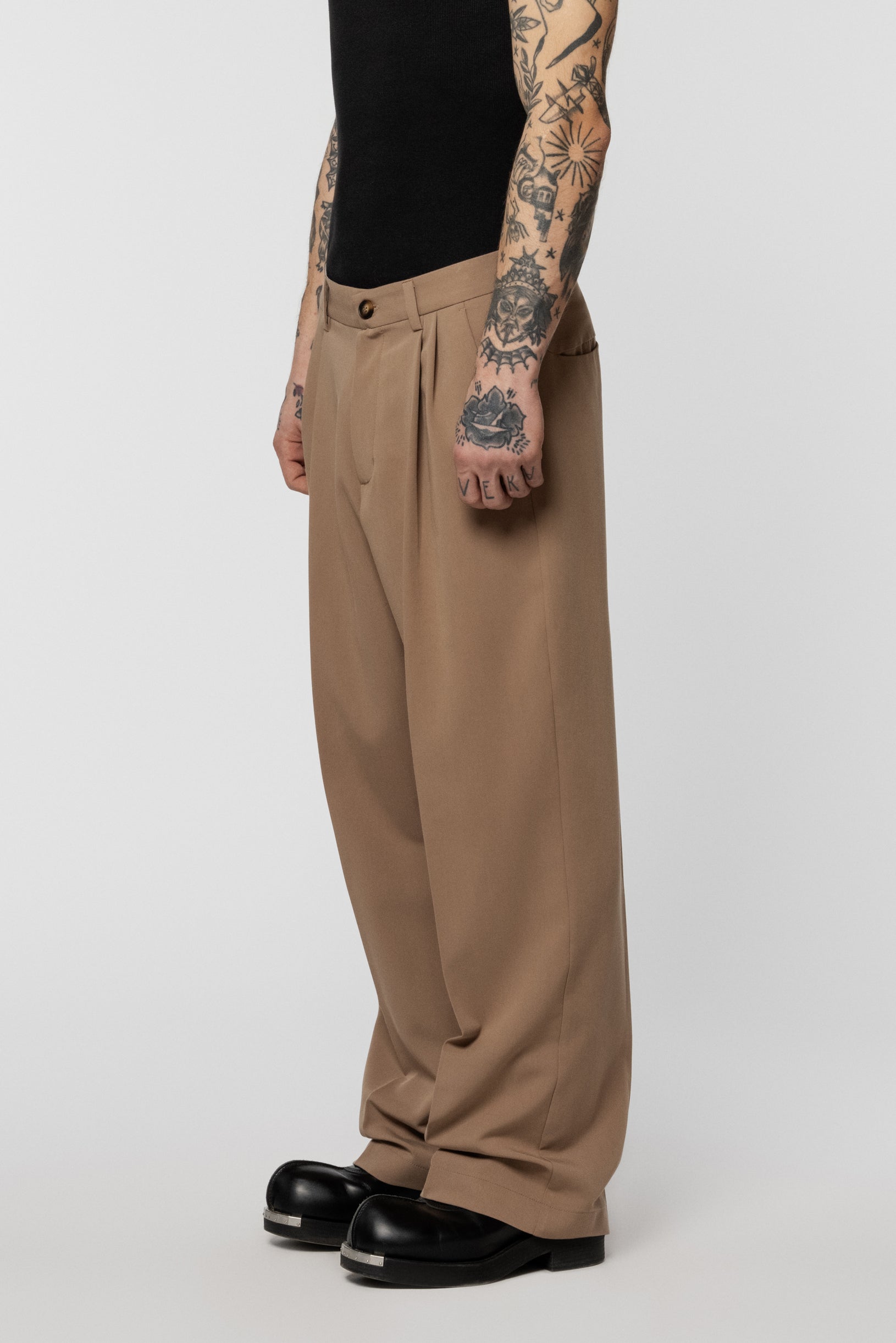 Beige Wide Slax pants with tucks and a straight cut