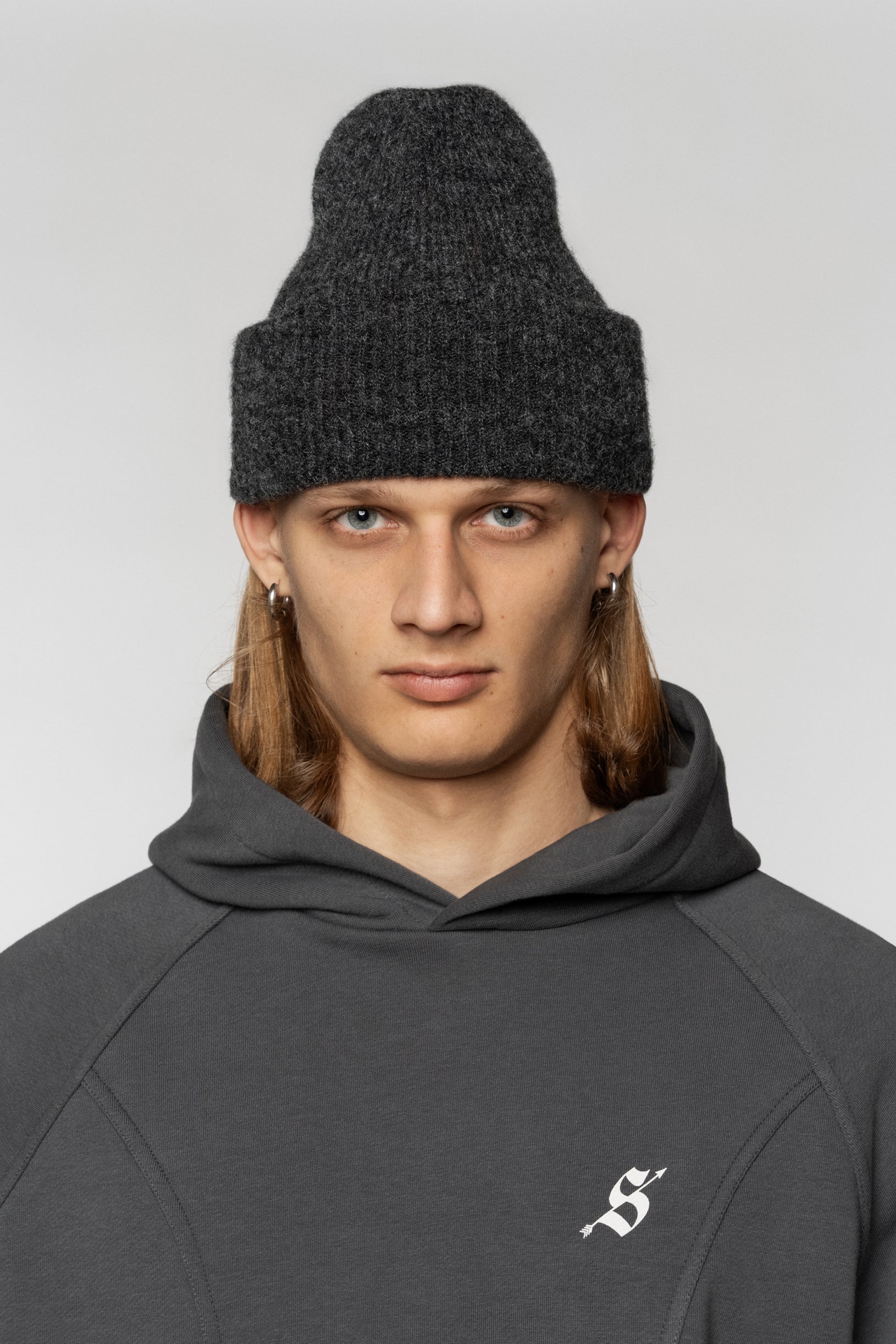 Unisex Fluffy Merino black cap with a voluminous texture