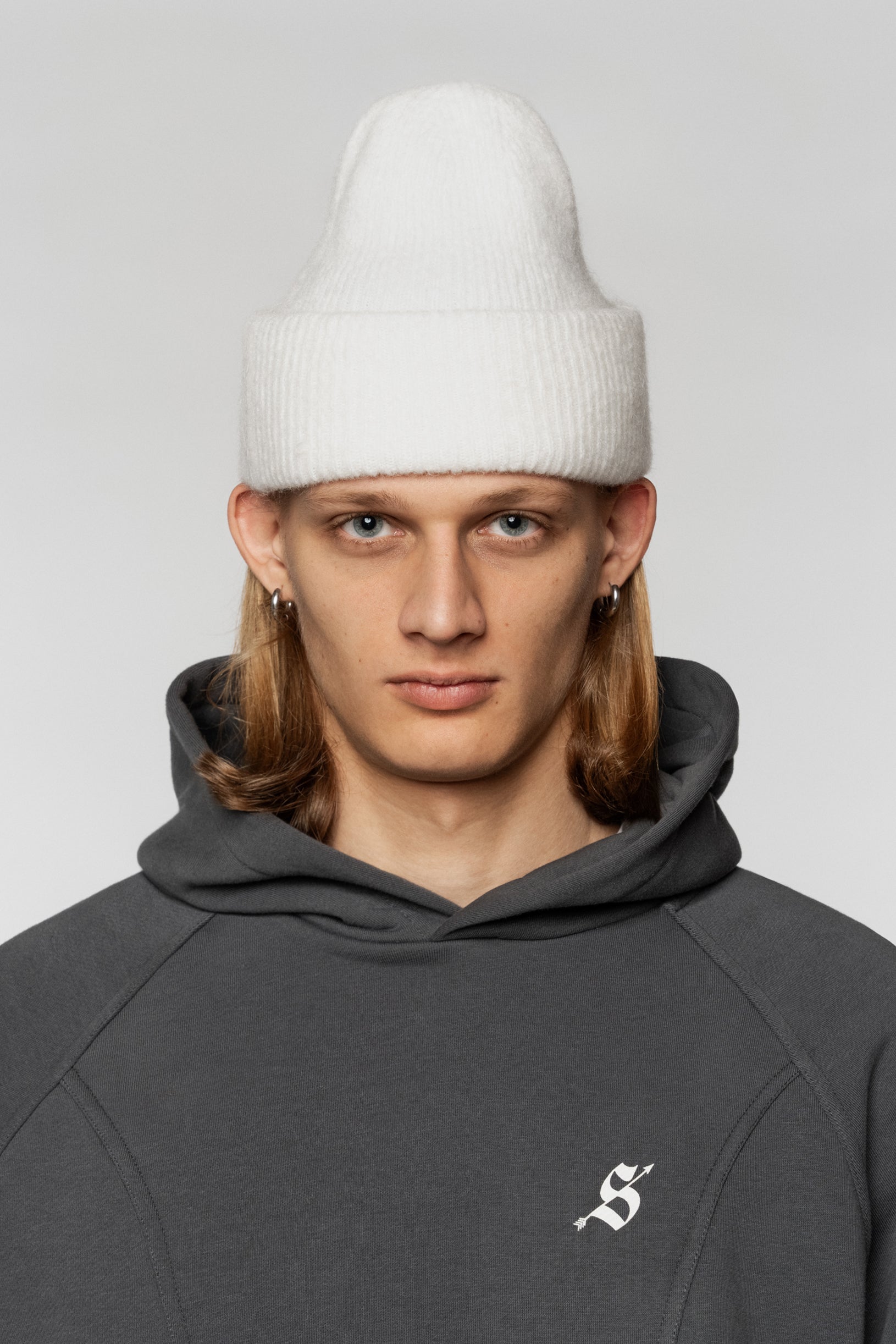 Обʼємна біла шапка Fluffy з мʼякої змішаної пряжі