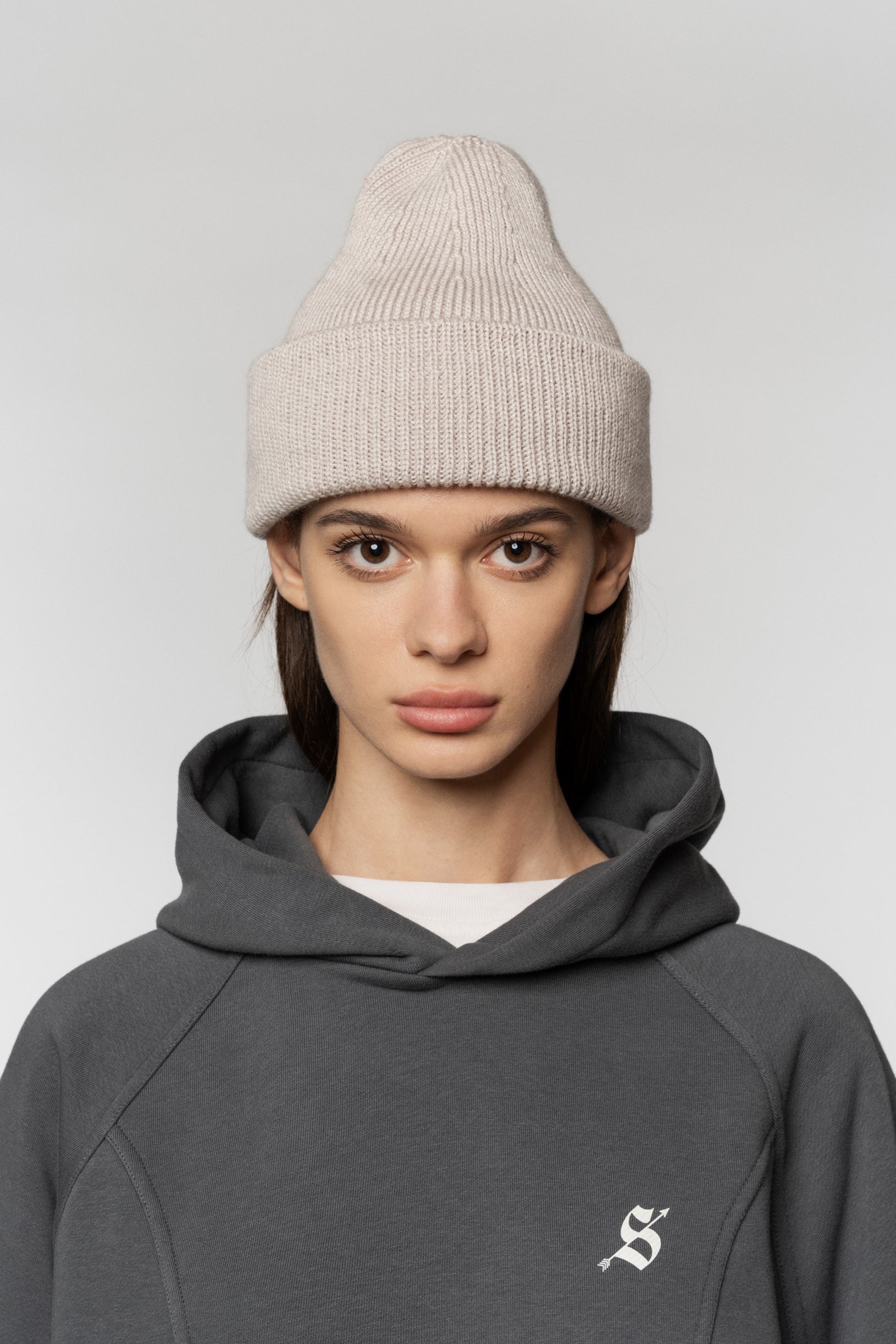 В'язана шапка з мериносу у світлому відтінку айворі