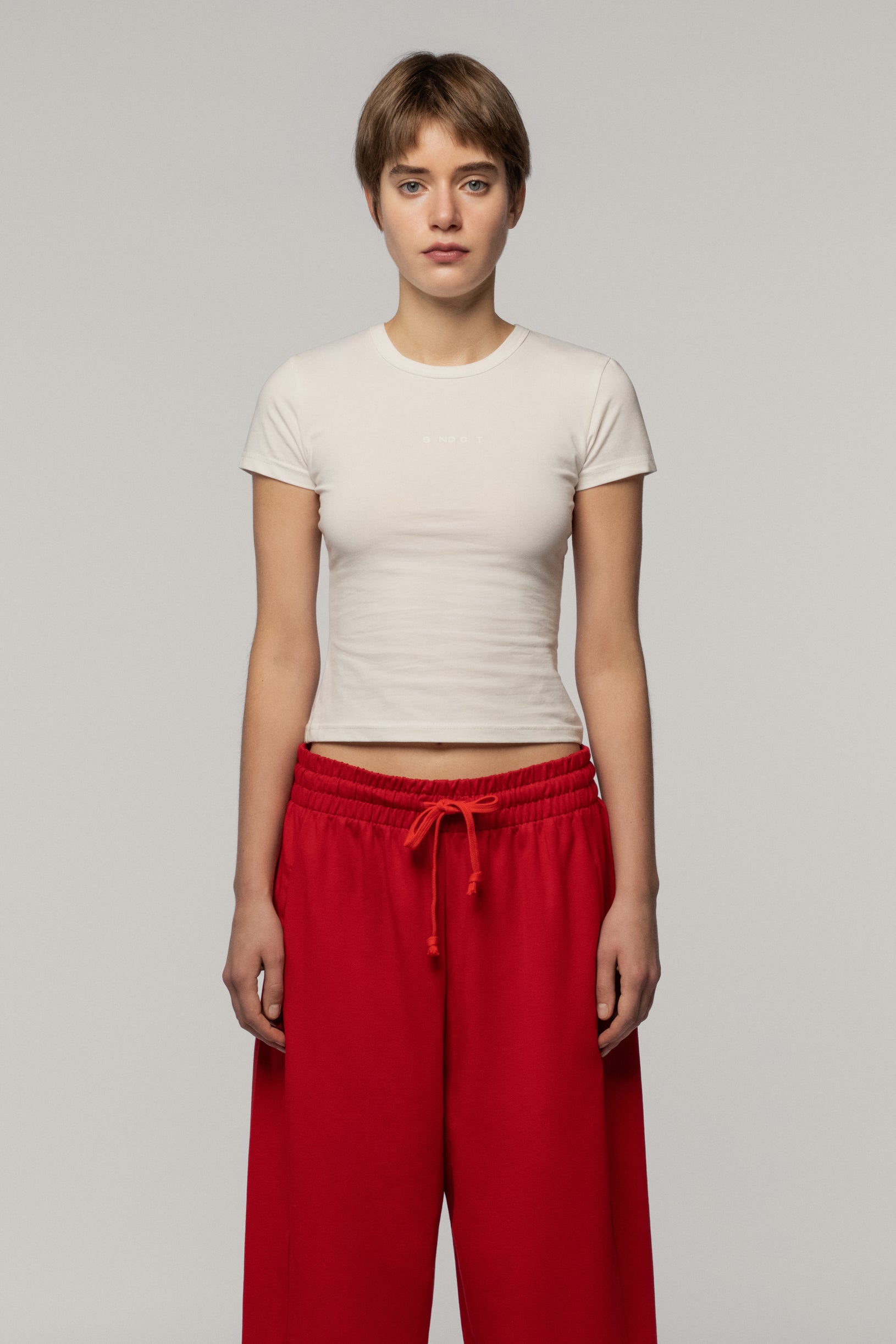 Футболка приталена молочна