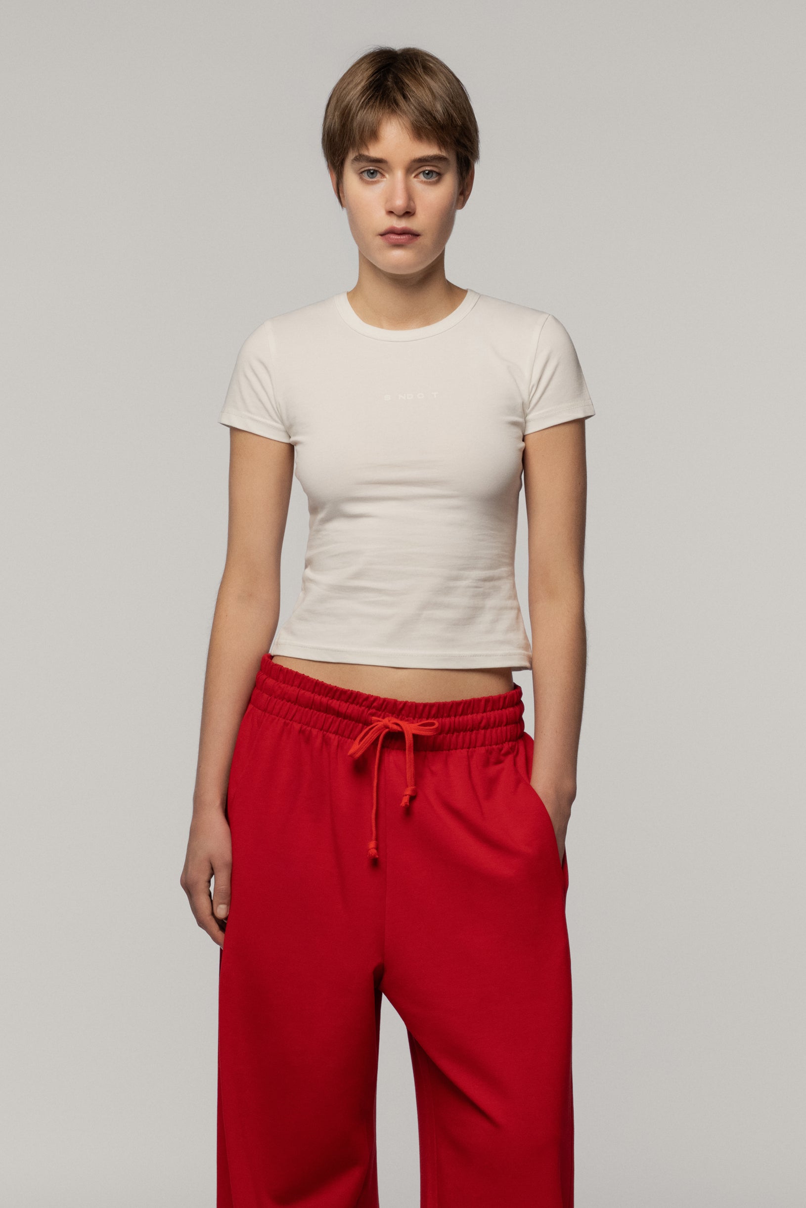 Футболка приталена молочна