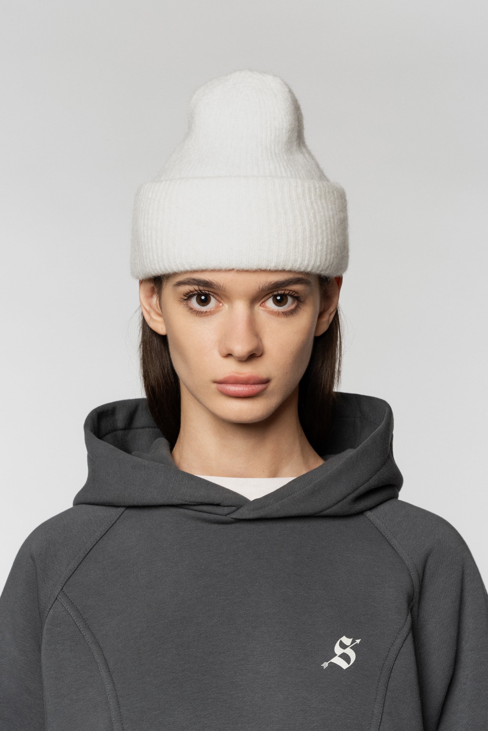 Обʼємна біла шапка Fluffy з мʼякої змішаної пряжі