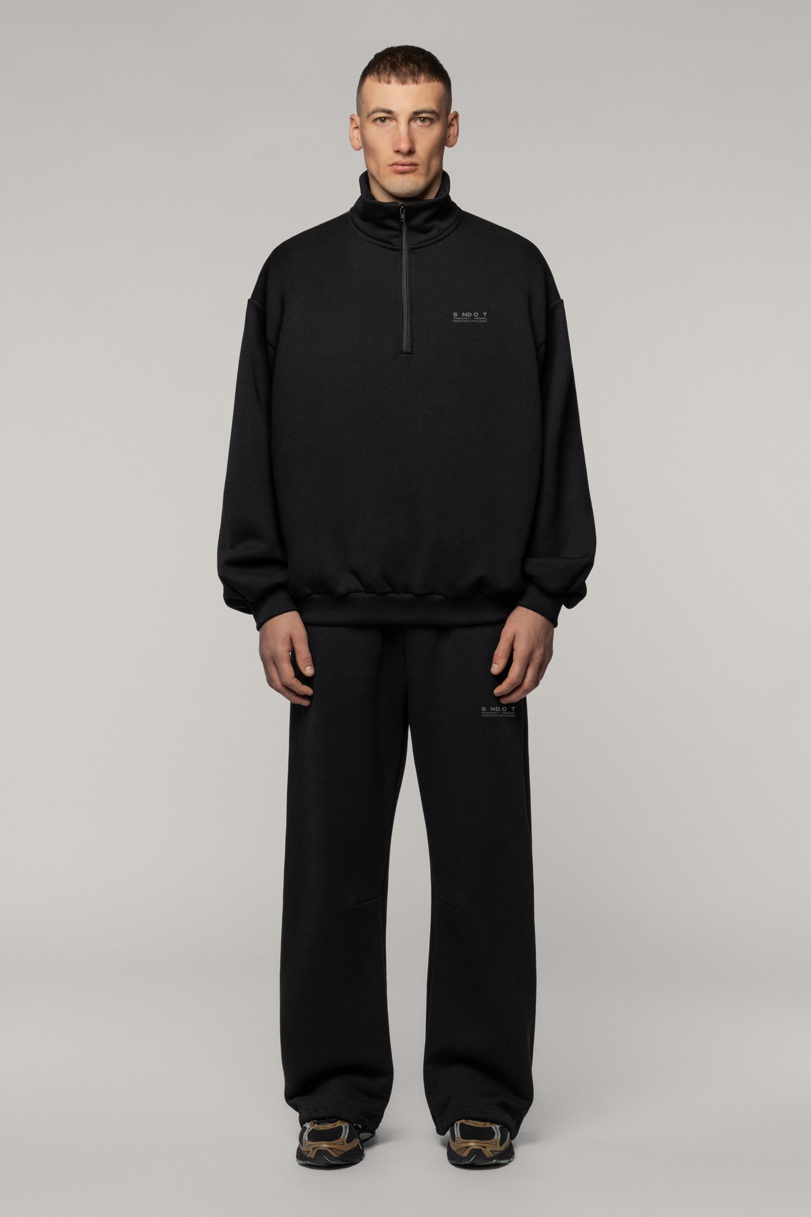 Чорний светшорт з бискавкою SNDCT