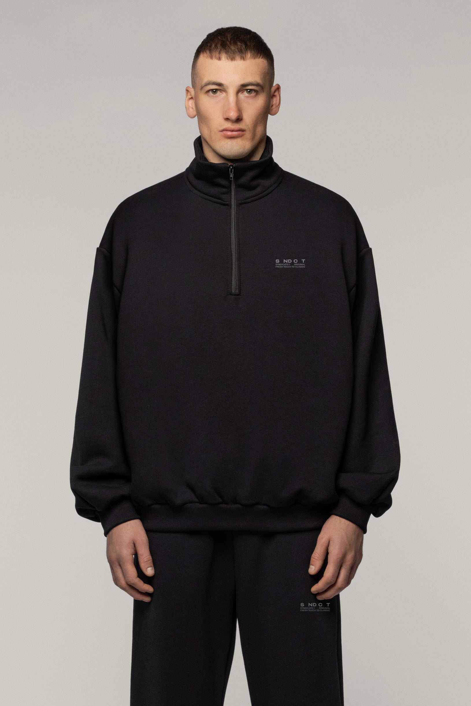 Чорний светшорт з бискавкою SNDCT