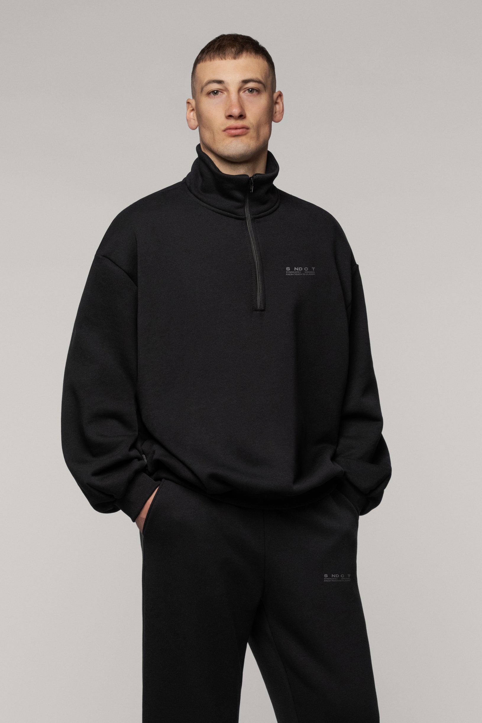 Чорний светшорт з бискавкою SNDCT