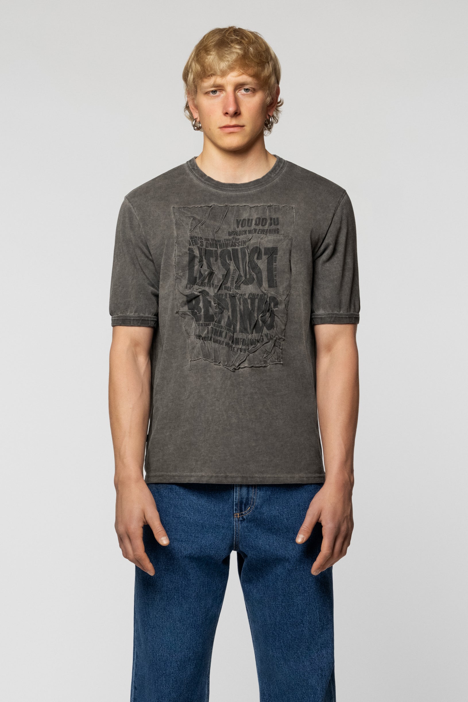 Сіра оверсайз футболка з ефектом вицвітання та обʼємним принтом