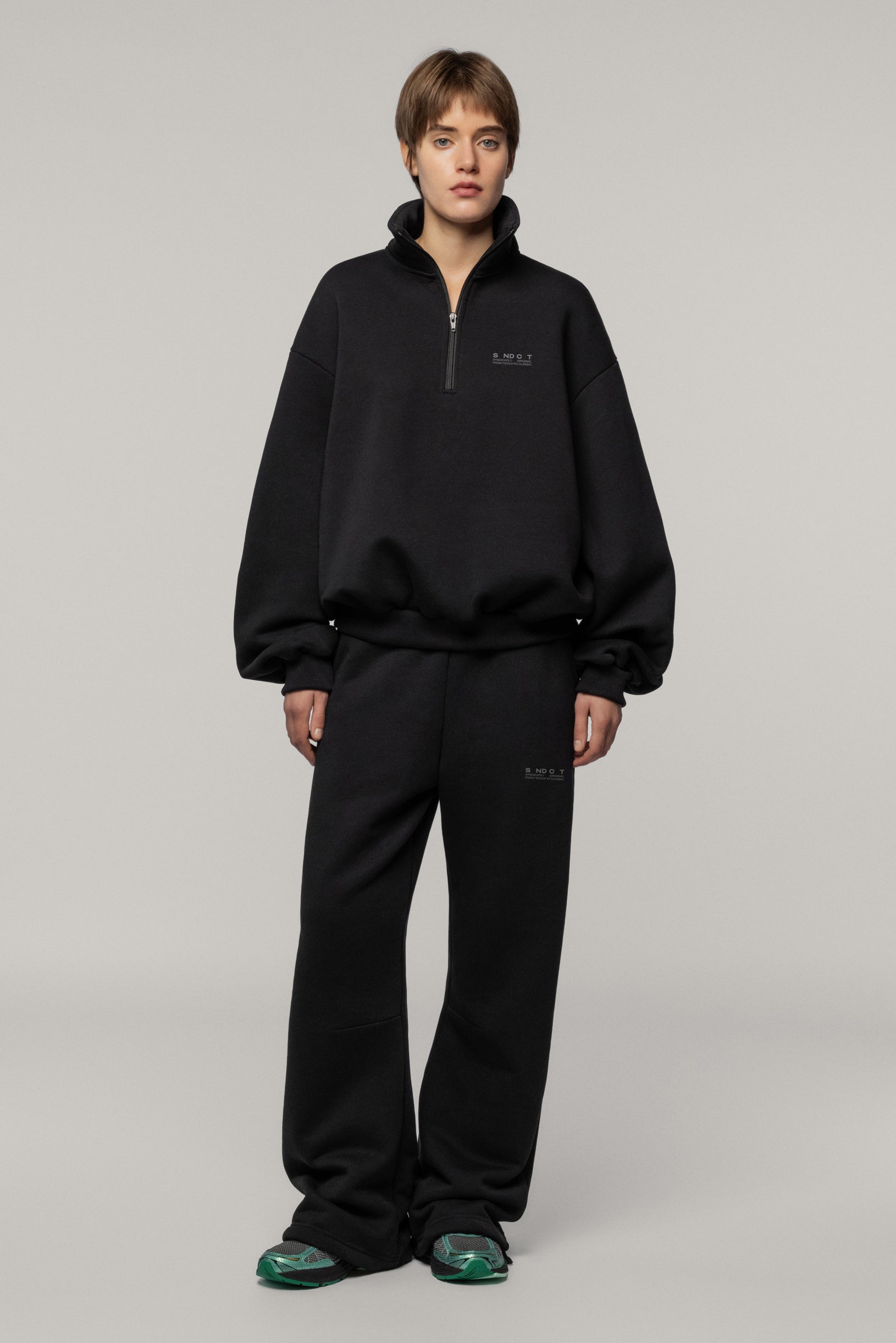 Чорний светшорт з бискавкою SNDCT