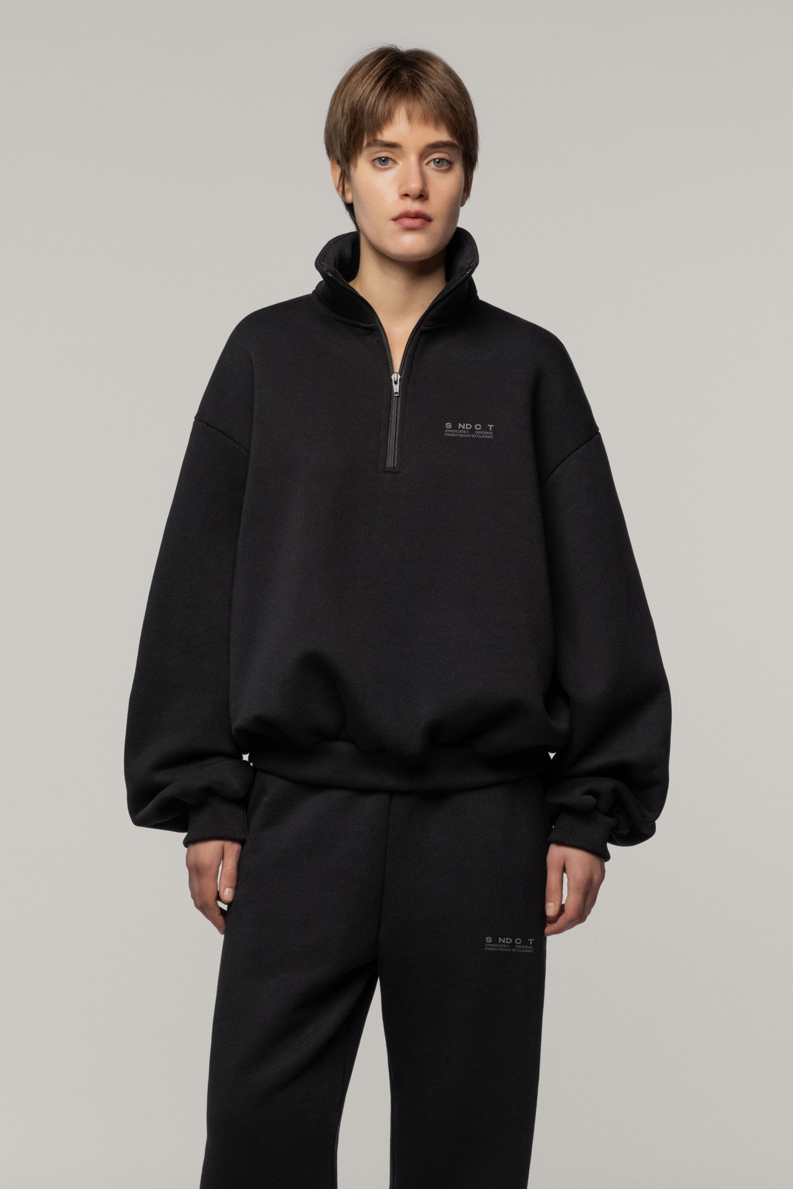 Чорний светшорт з бискавкою SNDCT