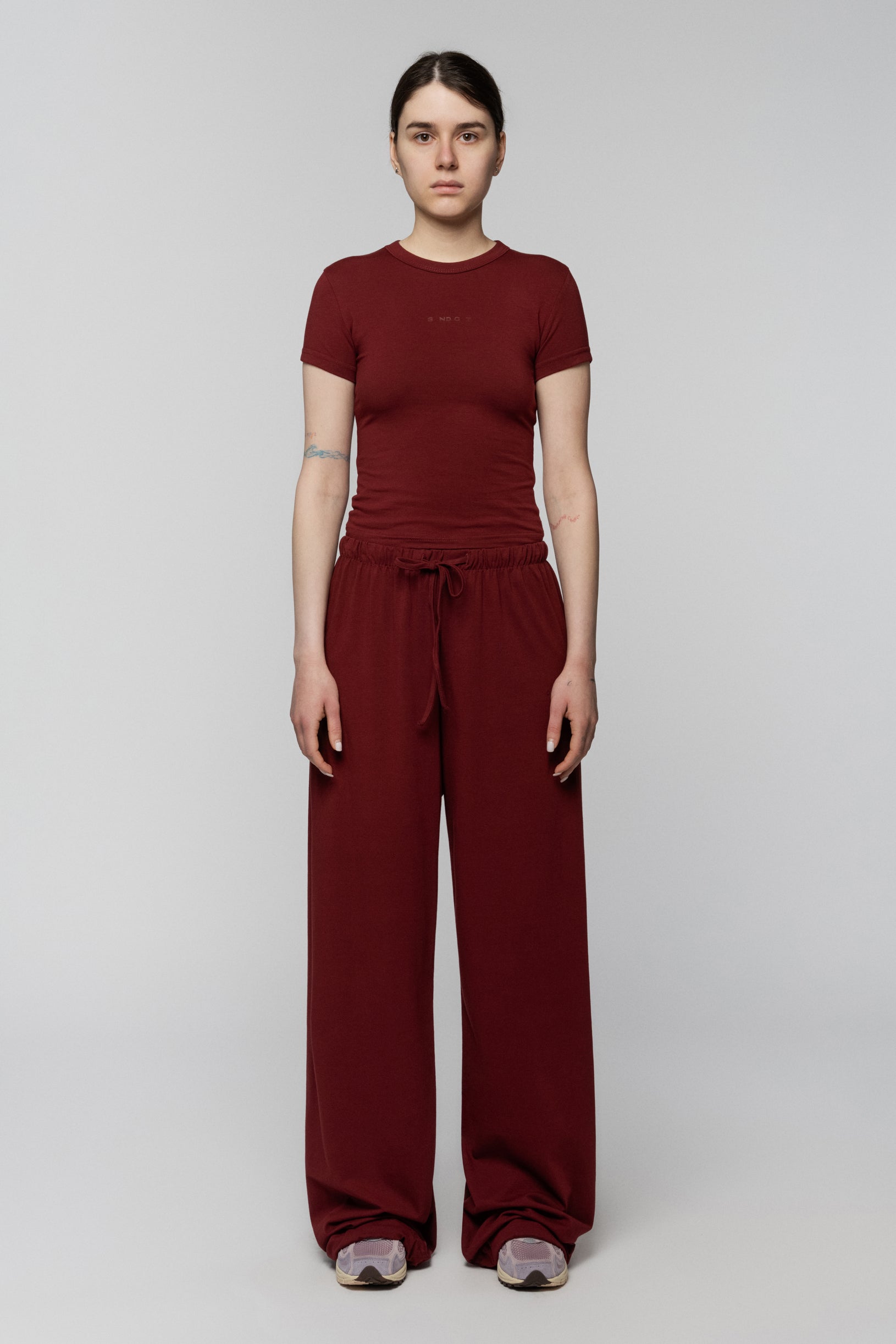 Футболка приталена бордова