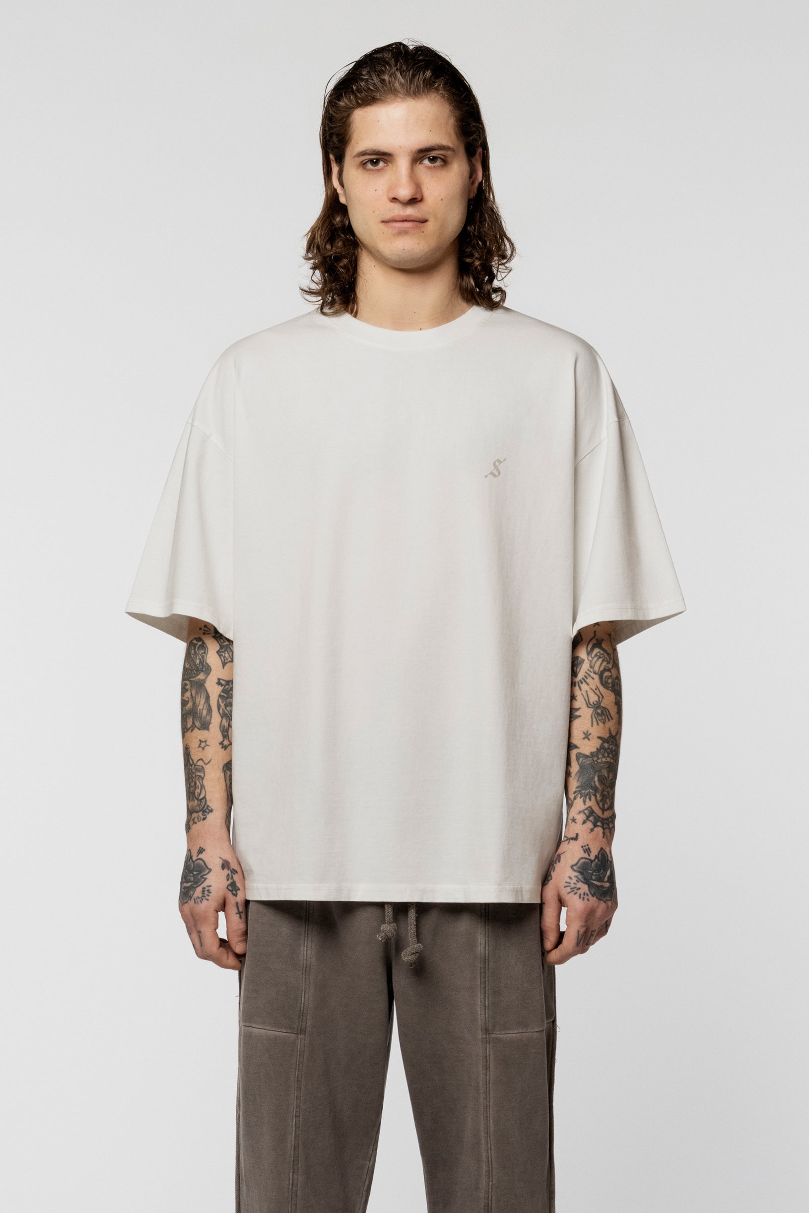 Ivory oversize t-shirt made of dense cotton, unisex fit