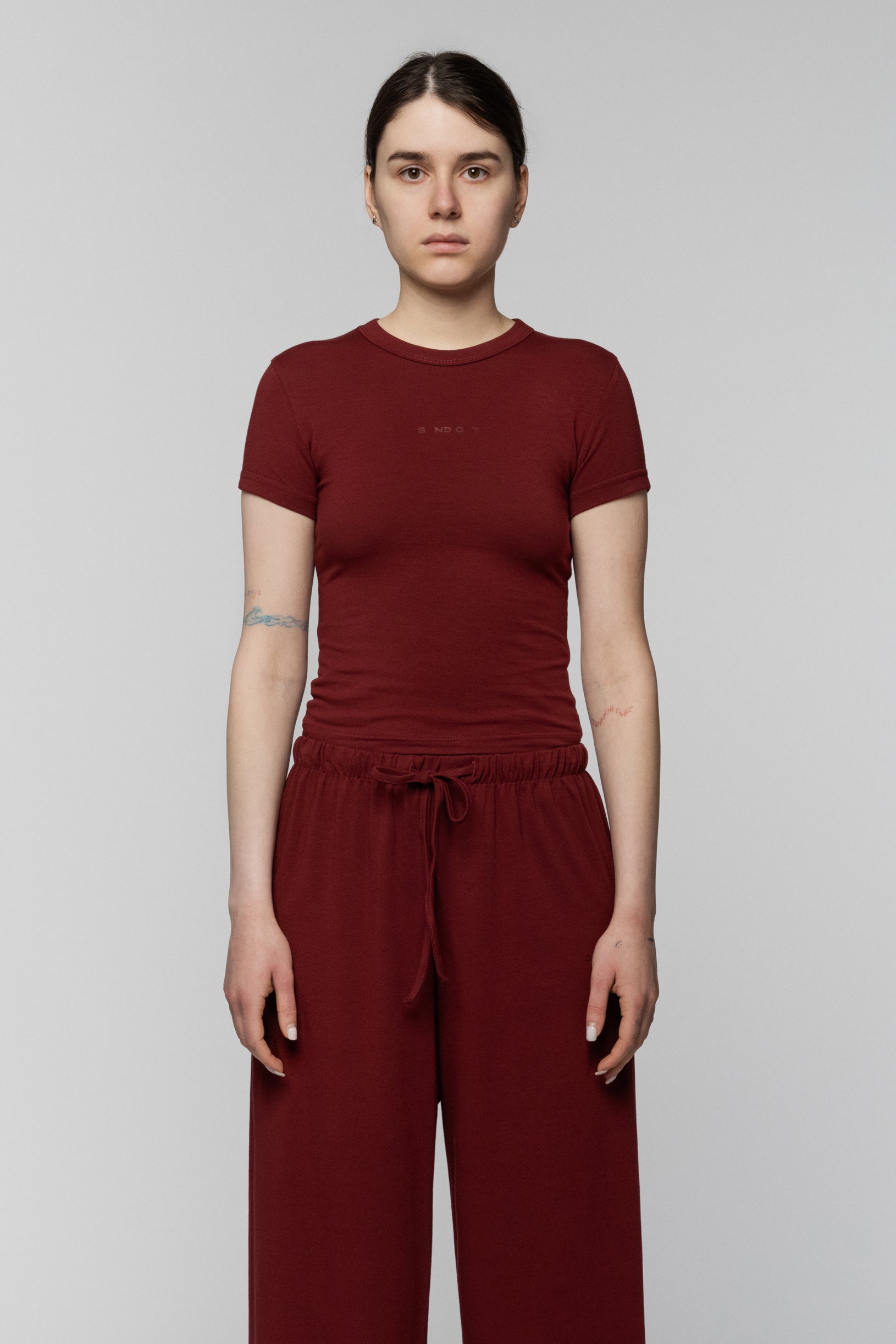 Футболка приталена бордова