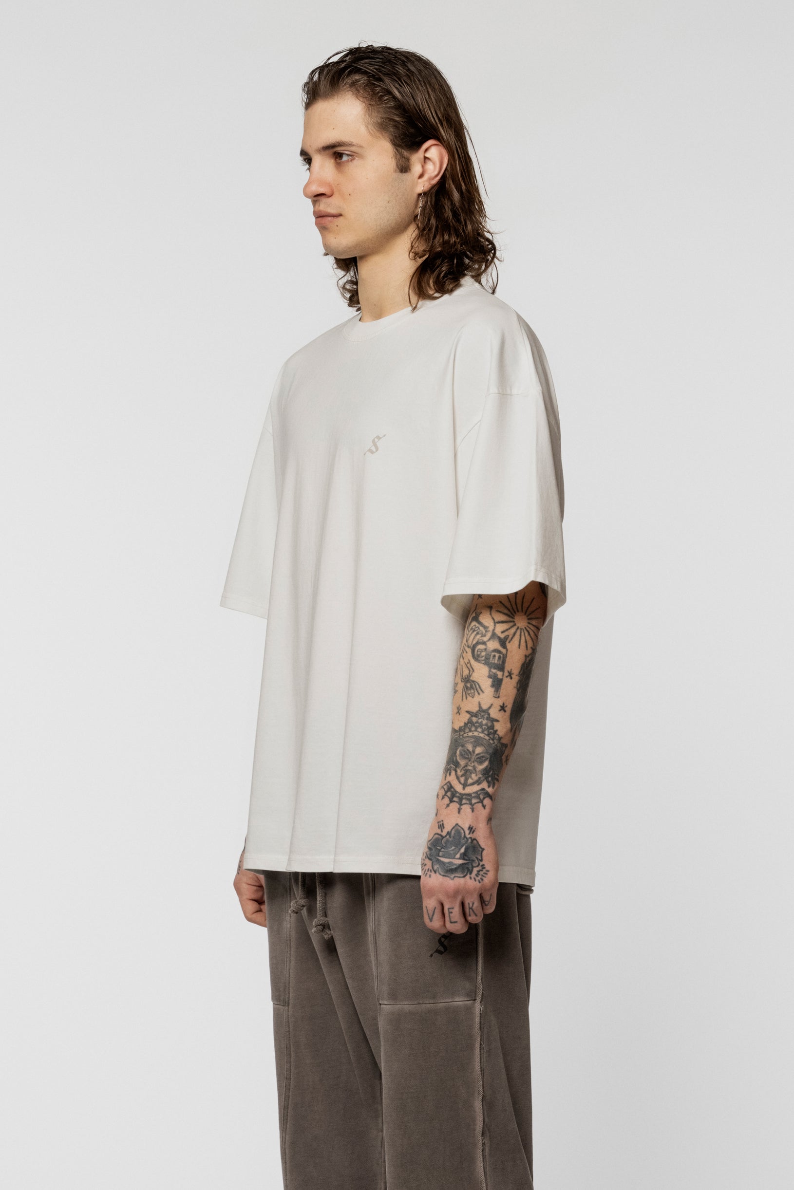 Ivory oversize t-shirt made of dense cotton, unisex fit