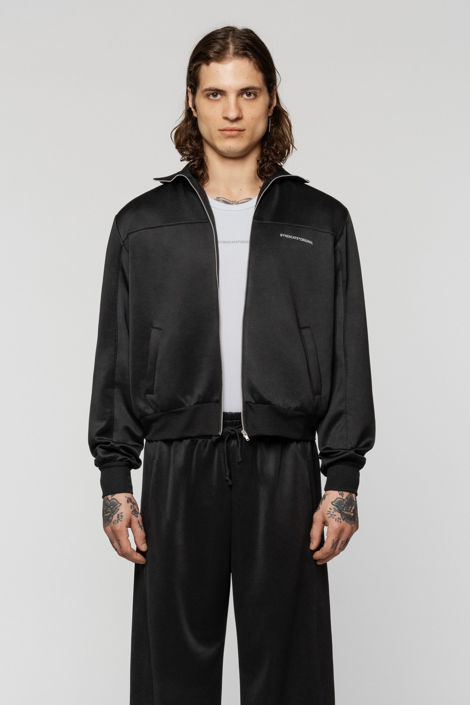 Black sports jacket with a zipper, made of polyester