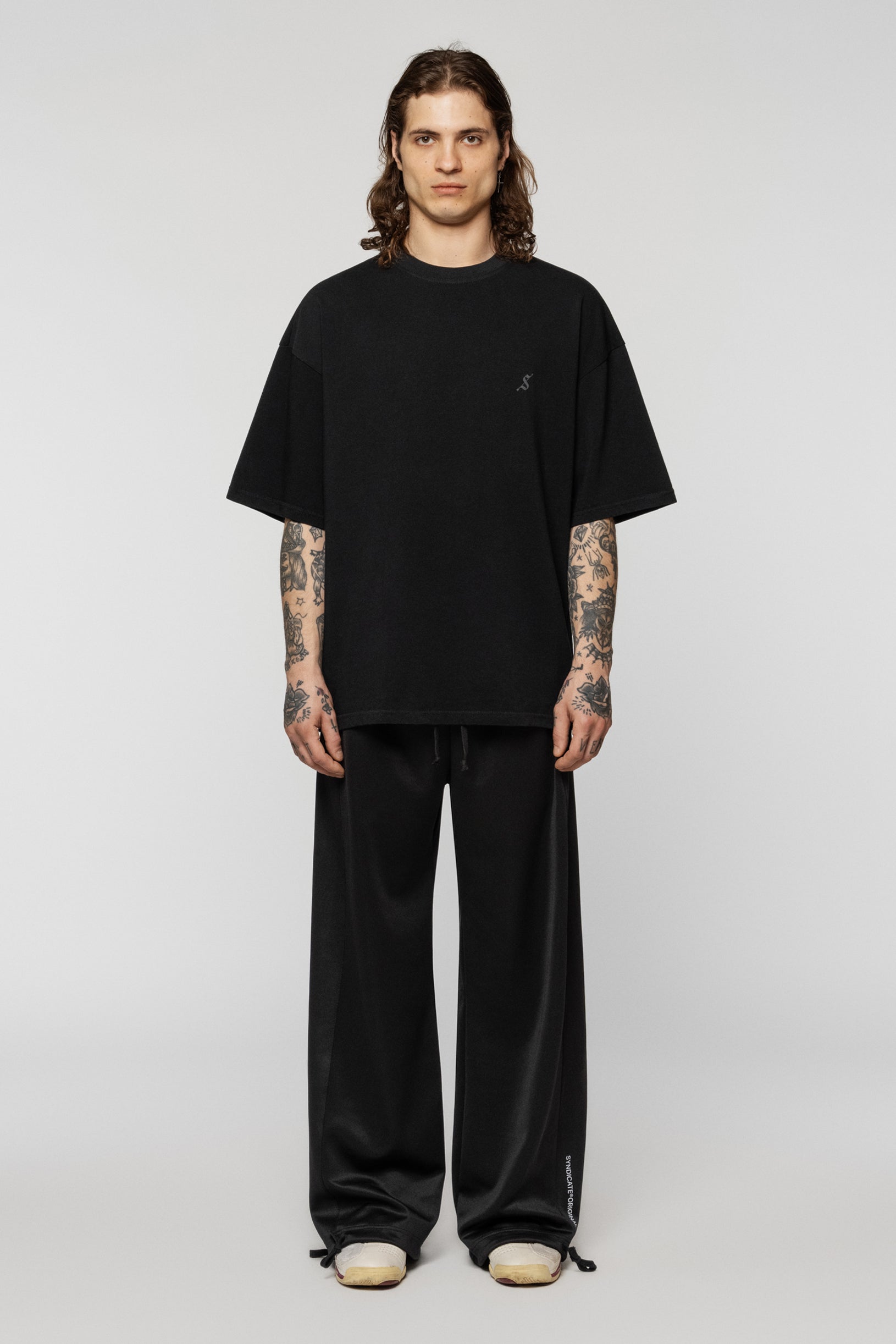 Black oversize t-shirt featuring the Arrow Logo, made of cotton, unisex style
