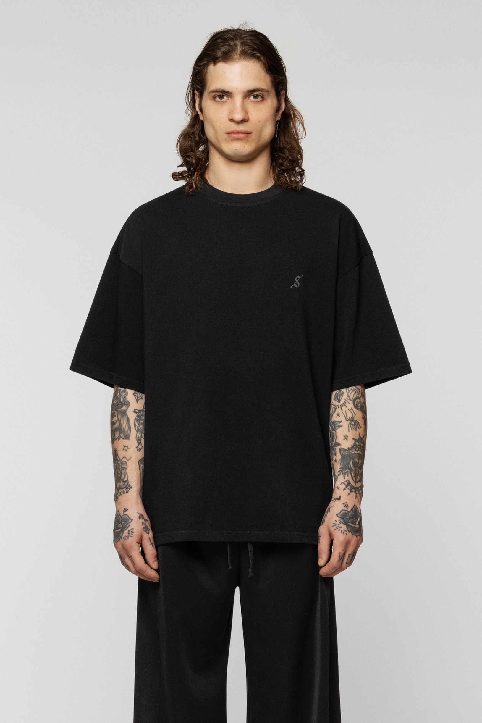 Black oversize t-shirt featuring the Arrow Logo, made of cotton, unisex style