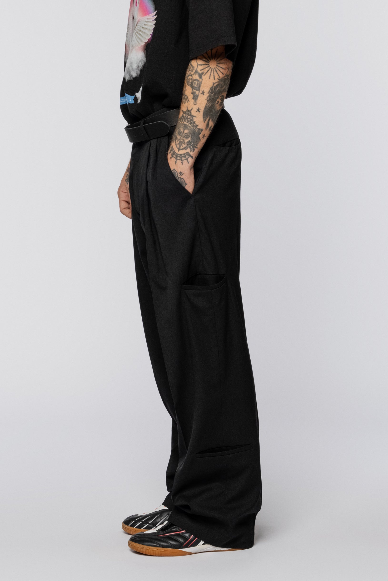 Штани карго чорні з вовни з кишенями та застібкою знизу