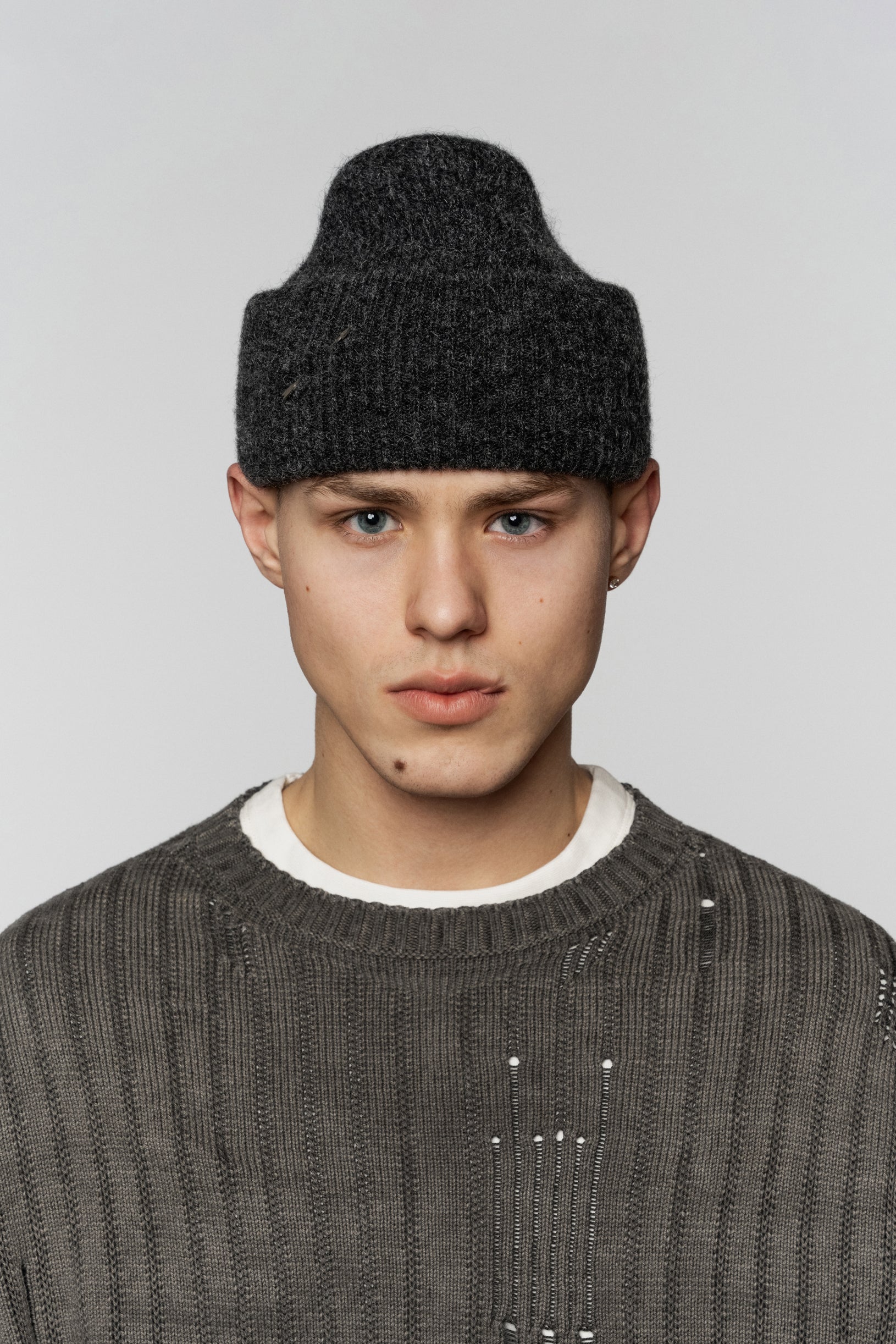 Unisex Fluffy Merino black cap with a voluminous texture