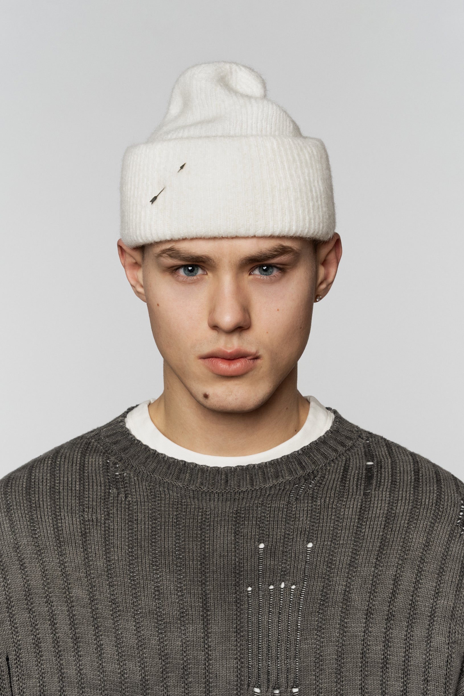 Обʼємна біла шапка Fluffy з мʼякої змішаної пряжі