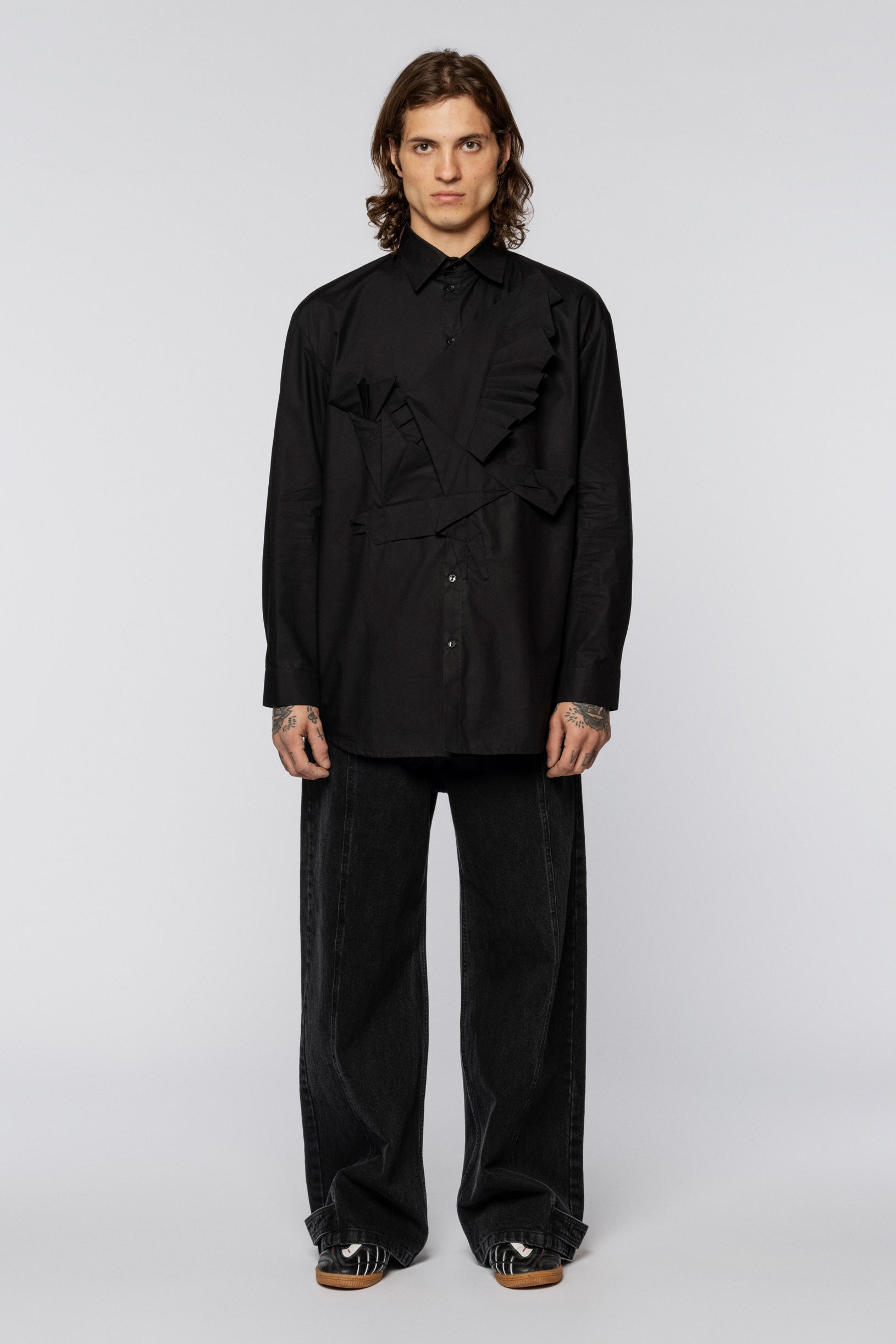 Black cotton shirt with a textured falcon on the chest