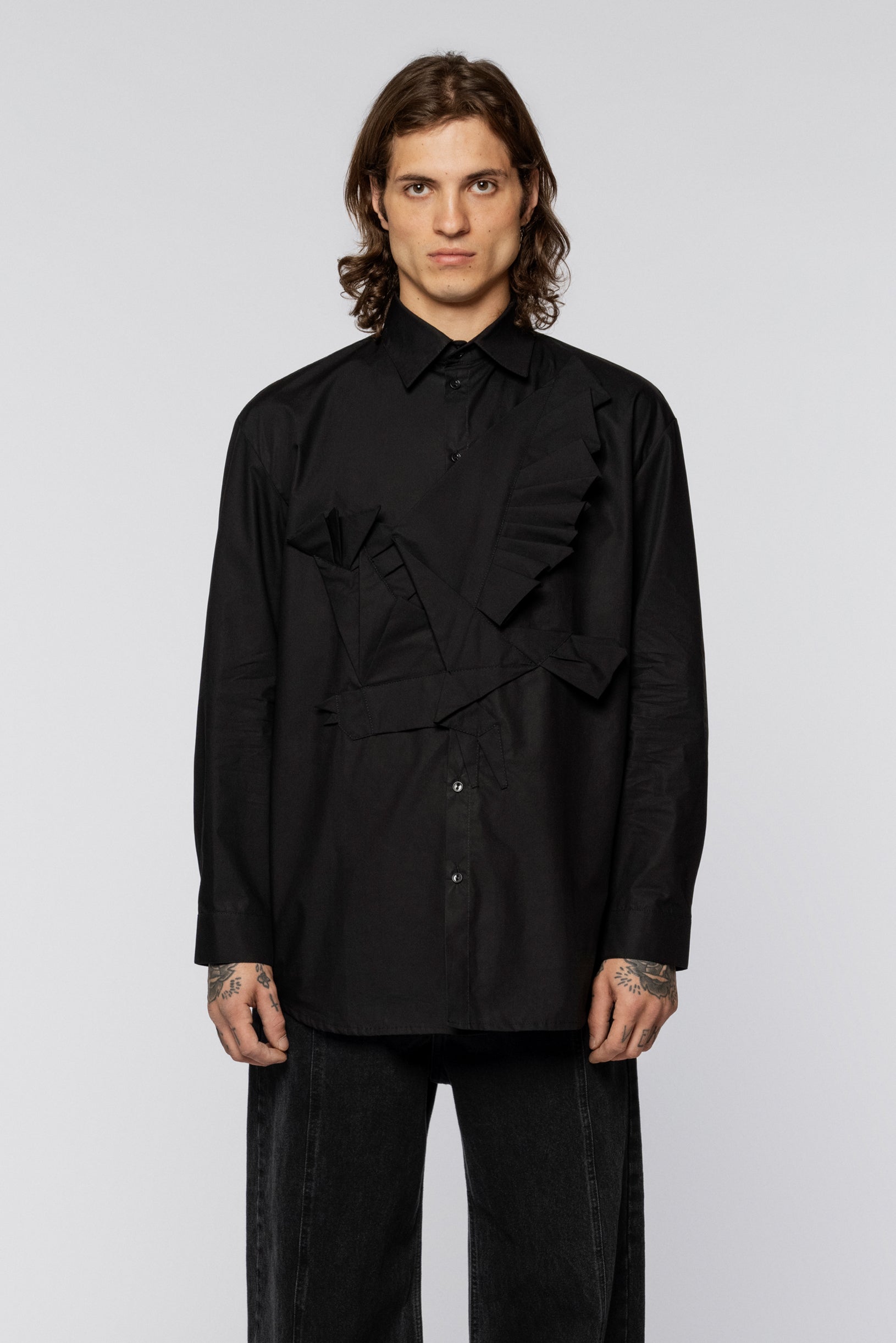 Black cotton shirt with a textured falcon on the chest