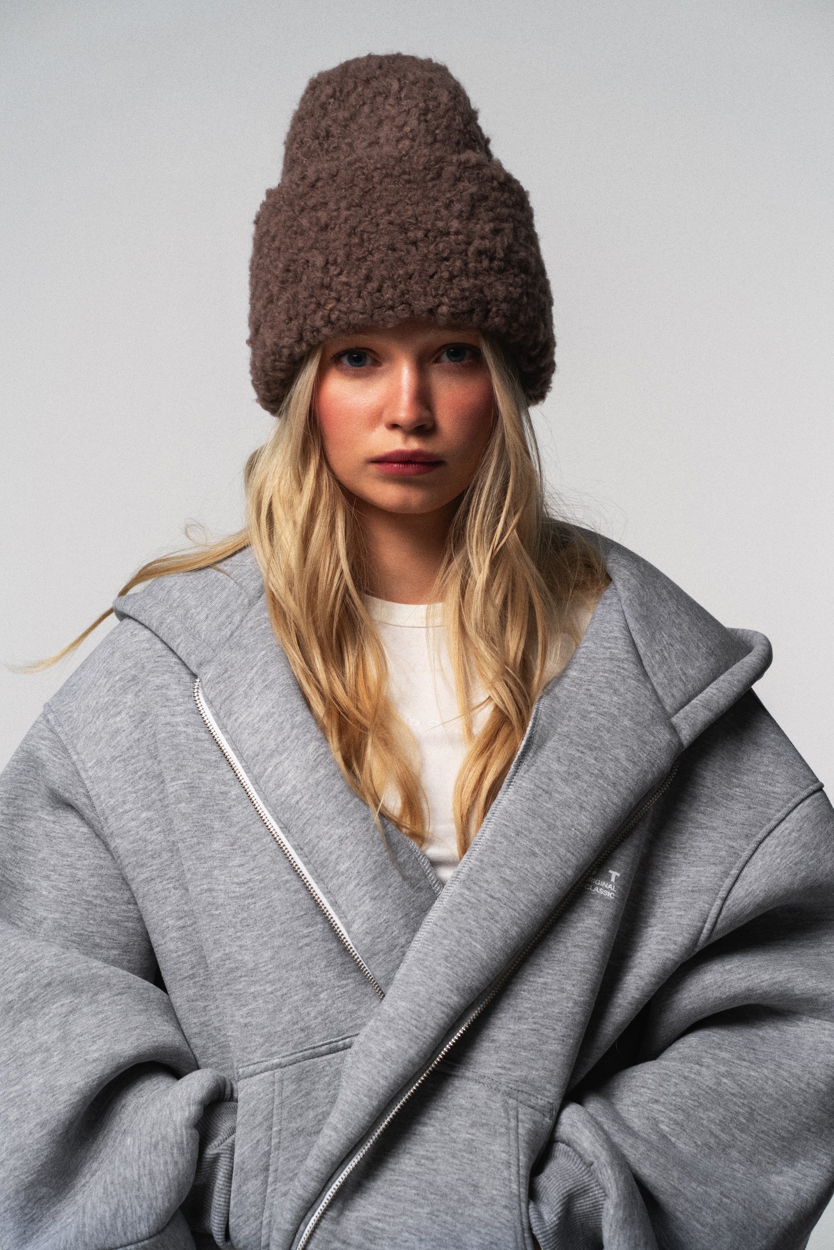 Вовняна Шапка Букле Ручної В'язки Коричнева