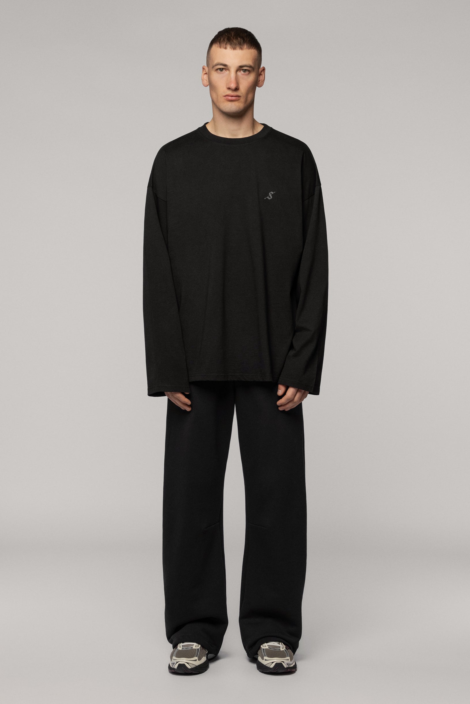 Black Arrow Logo longsleeve made of cotton, oversized fit, unisex